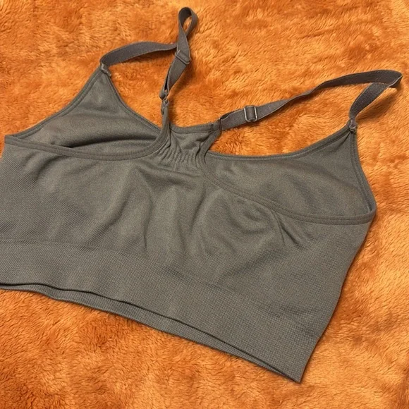 Underarmour sports bra. - Picture 2 of 4